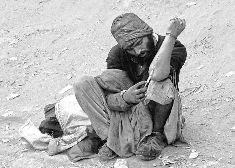 a man injects himself photos muhammad iqbal express a man injects himself photos muhammad iqbal express