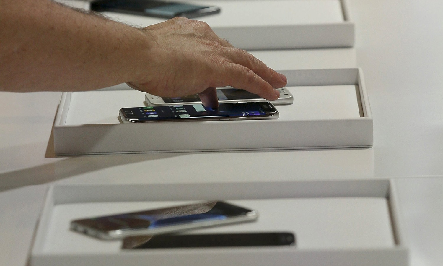 people check out the new samsung s7 and s7 edge smartphones after their unveiling ceremony at the mobile world congress in barcelona spain february 21 2016 reuters albert gea ericsson 039 s president amp ceo hans vestberg shows a 5g chip during a news conference at the mobile world congress photo reuters