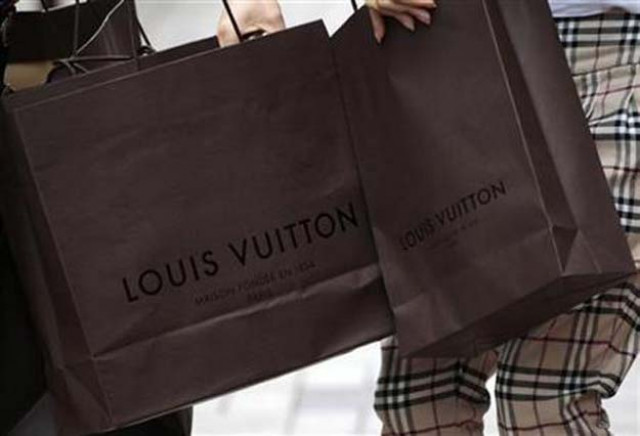 mainland chinese visitors hold louis vuitton shopping bags outside a louis vuitton store at hong kong 039 s tsim sha tsui shopping district may 24 2011 photo reuters mainland chinese visitors hold louis vuitton shopping bags outside a louis vuitton store at hong kong 039 s tsim sha tsui shopping district may 24 2011 photo reuters