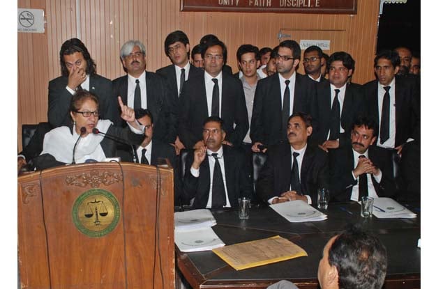 asma jehangir addressing to lawyers during her visit at lhcba on friday may 06 2016 photo ppi