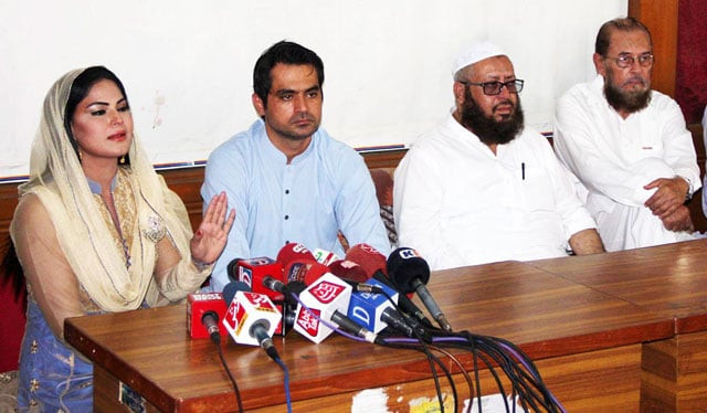 veena malik talking to media alongside her husband asad bashir khattak in jamia binoria seminary in karachi on may 7 2016 photo online veena malik talking to media alongside her husband asad bashir khattak in jamia binoria seminary in karachi on may 7 2016 photo online