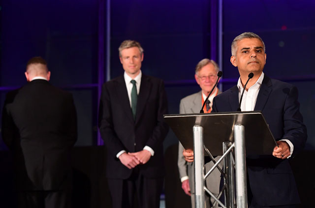 britain 039 s incoming london mayor sadiq khan 2r attends his swearing in ceremony at southwark cathedral in cental london on may 7 2016 photo afp