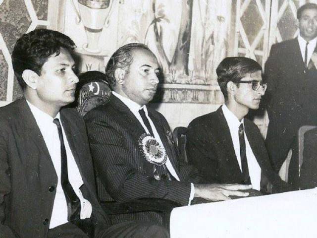 ex president nsf pakistan rasheed hassan khan right with zulfikar ali bhutto and meraj mohammad khan at dow medical college on 15 february 1967 photo javed baig nsf