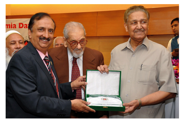 dr abdul qadeer khan receiving shield from president pgtf dr jamal nasir after a seminar on the eve of world thalassemia day photo inp