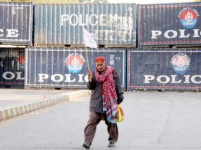 roads leading to sindh cm house blocked amid security fears roads leading to sindh cm house blocked amid security fears