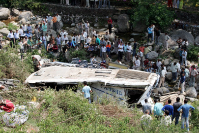 india bus crash kills 14 after road collapse india bus crash kills 14 after road collapse