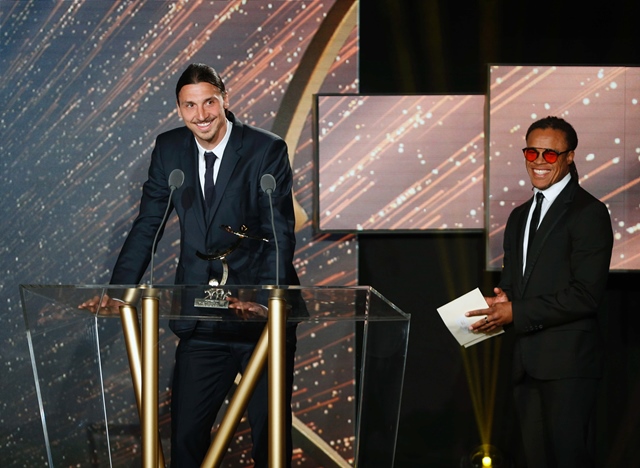 zlatan ibrahimovic receives the ligue 1 best player 039 s award during the 25th professional football players national union 039 s trophies 039 cemenony in paris on may 8 2016 photo afp