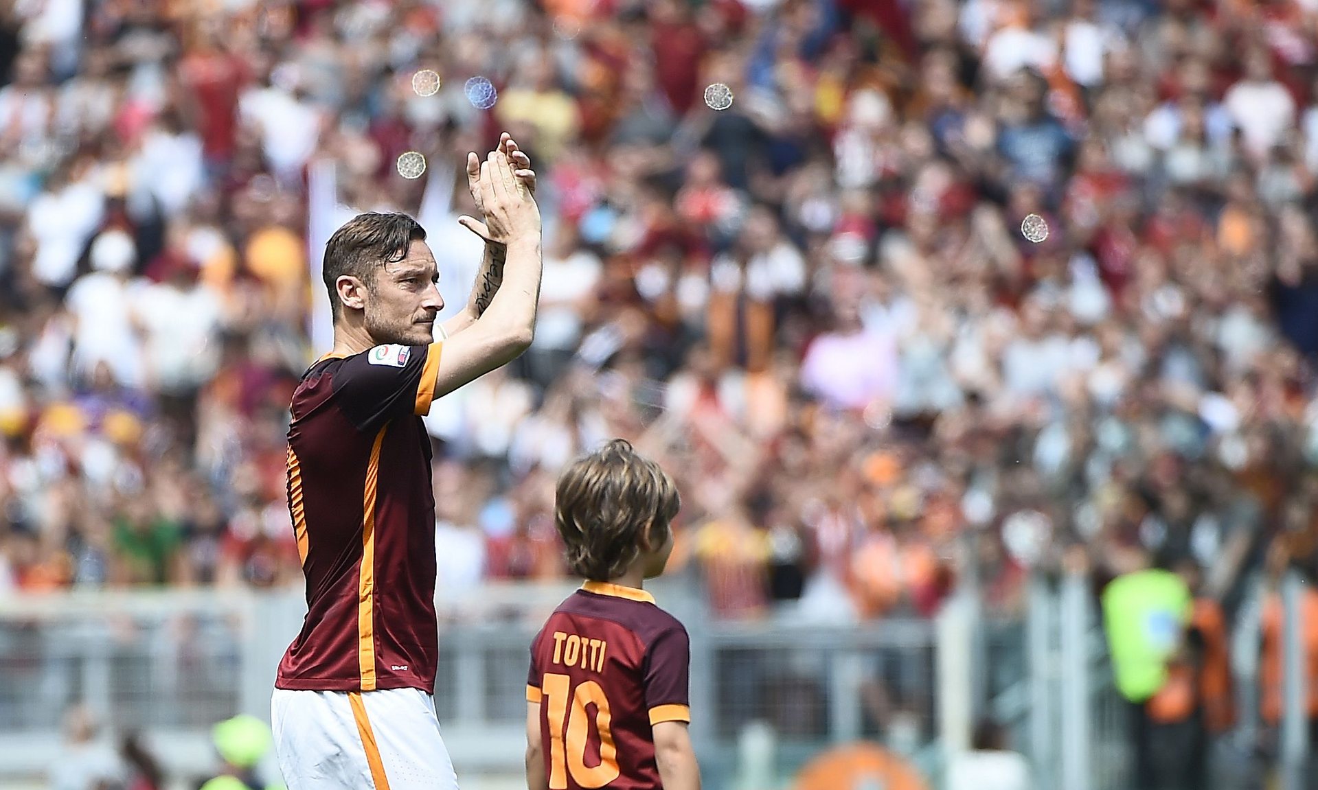 francesco totti set up roma 039 s third goal against chievo in his 600th league appearance photo afp