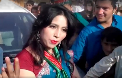 model ainee khan harassed at pti s peshawar rally model ainee khan harassed at pti s peshawar rally