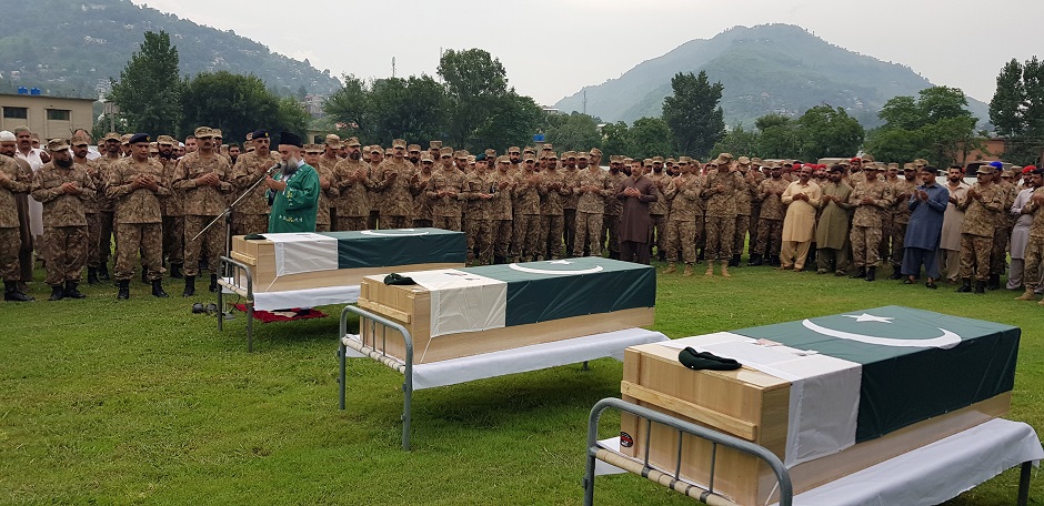 Army soldiers and civilians attend the funeral of three soldiers of Pakistan Army who were killed in a cross-border exchange of fire on the Line of Control (LOC), in Muzaffarabad, Kashmir. Photo: REUTERS