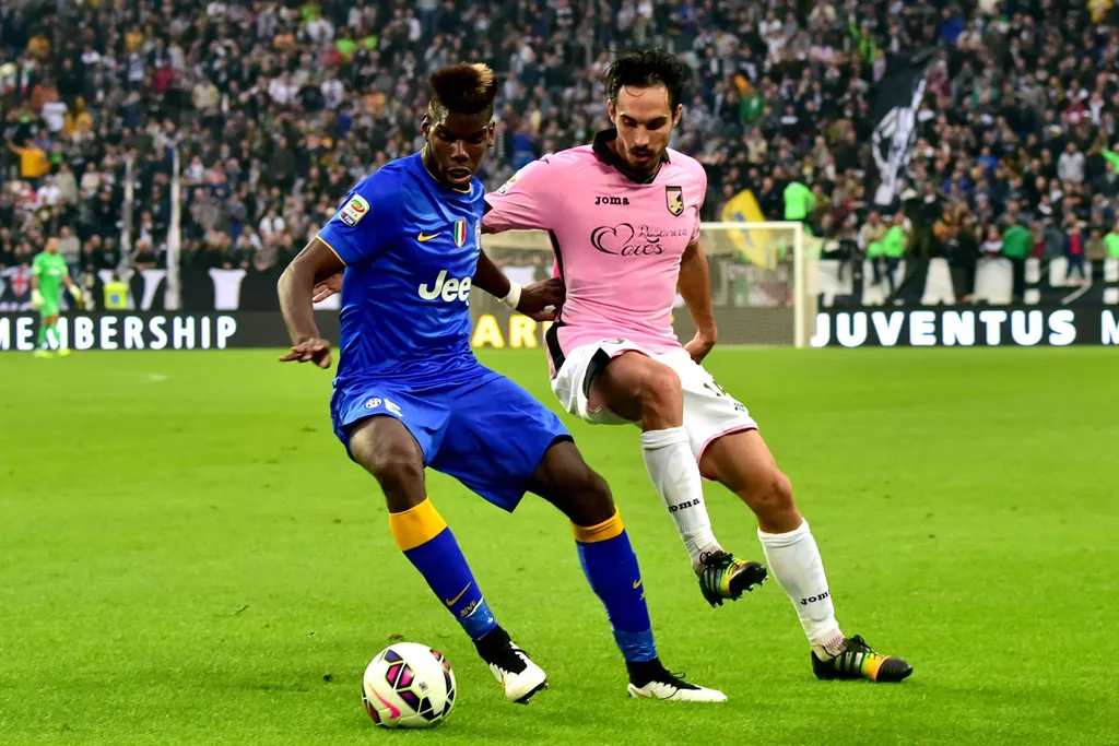 juventus 039 french midfielder paul pogba l fights for the ball with palermo 039 s midfielder francesco bolzoni during the serie a football match between juventus and palermo at juventus stadium in turin on october 26 2014 photo afp juventus 039 french midfielder paul pogba l fights for the ball with palermo 039 s midfielder francesco bolzoni during the serie a football match between juventus and palermo at juventus stadium in turin on october 26 2014 photo afp