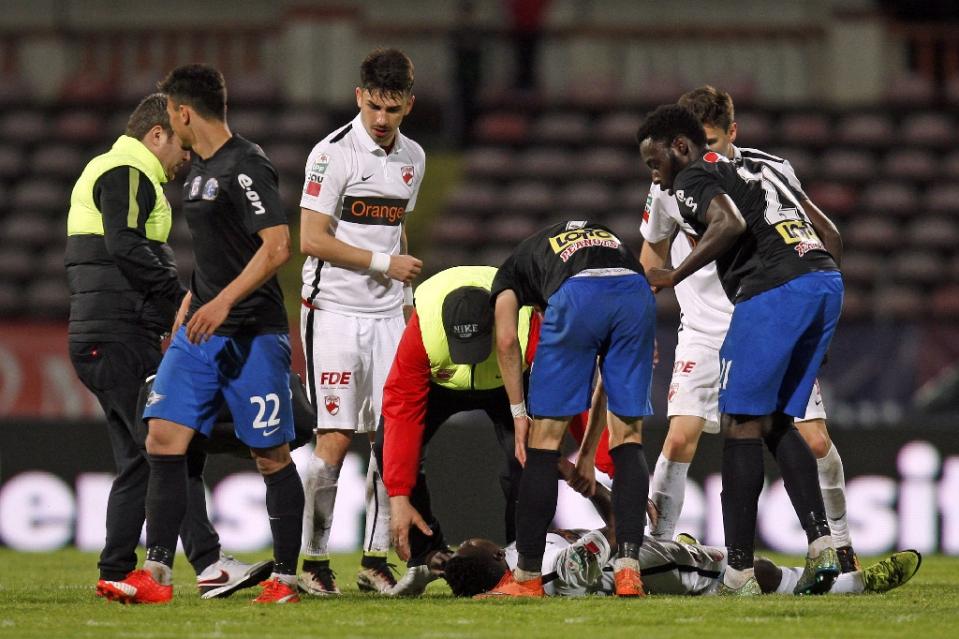 patrick ekeng lies on pitch after he collapsed during football match between dinamo bucharest and viitorul constanta in bucharest on may 6 2016 photo afp