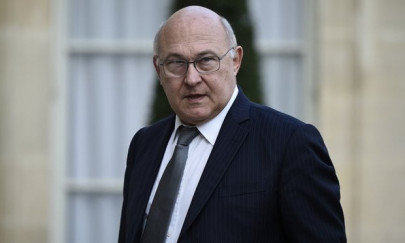 french minister admits acting inappropriately towards female reporter french minister admits acting inappropriately towards female reporter