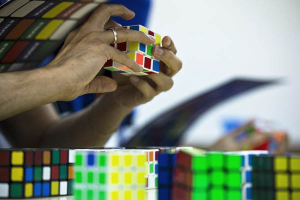 a blindfolded competitor tries to solve a rubik 039 s cube during the rubik 039 s cube world championship in sao paulo brazil on july 17 2015 400 competitors from 40 countries take part in the 2015 event photo afp