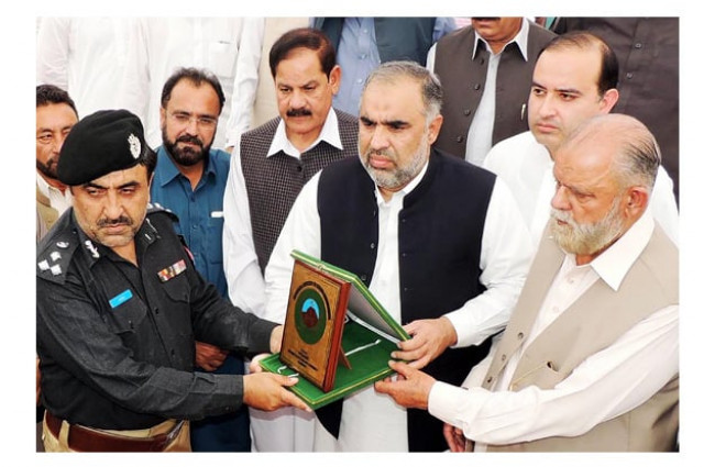 khyber pakhtunkhwa assembly speaker asad qaiser awarding shield to dig hazara saeed wazir photo online khyber pakhtunkhwa assembly speaker asad qaiser awarding shield to dig hazara saeed wazir photo online