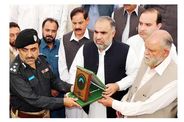 khyber pakhtunkhwa assembly speaker asad qaiser awarding shield to dig hazara saeed wazir photo online khyber pakhtunkhwa assembly speaker asad qaiser awarding shield to dig hazara saeed wazir photo online