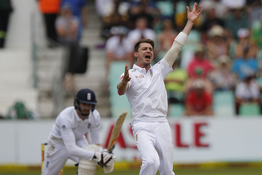 dale steyn finishes off england 039 s innings in the first test in durban south africa on december 27 2015 photo afp