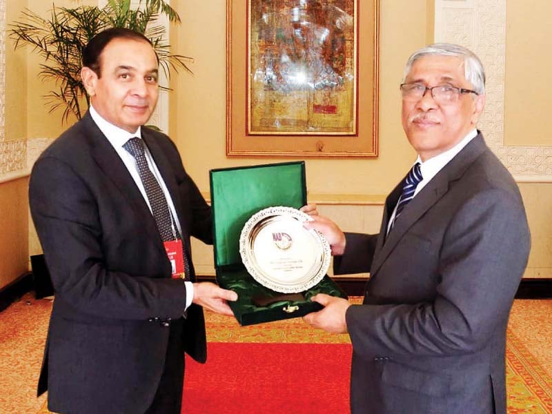 nab chief qamar zaman chaudhry presents a souvenir to the head of malaysia s anti corruption commission photo online