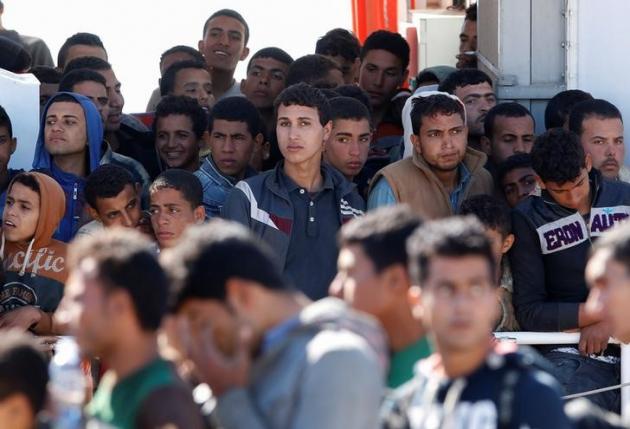 migrants disembark from the italian coastguard vessel peluso in the sicilian harbour of augusta italy may 13 2016 photo reuters