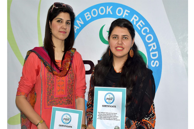 rock climber nazia pervez l and cyclist gule afshan r hold their certificate during a ceremony organized by pbr photo inp