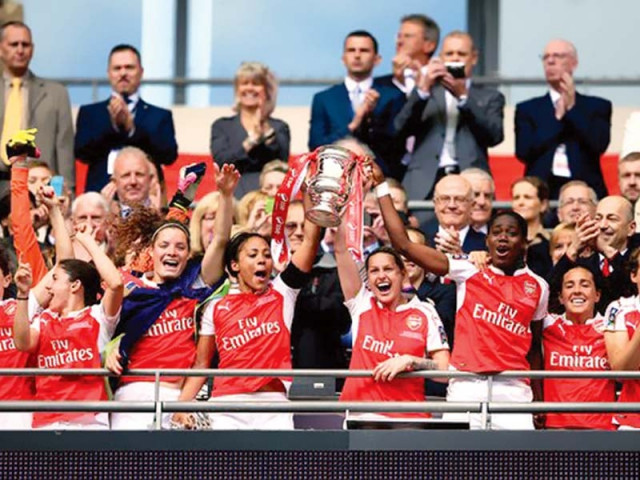 arsenal ladies celebrate after defeating chelsea ladies 1 0 in the women s fa cup final photo courtesy arsenal fc arsenal ladies celebrate after defeating chelsea ladies 1 0 in the women s fa cup final photo courtesy arsenal fc