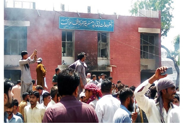 angry mob seen during vandalising of an office of eptb photo online