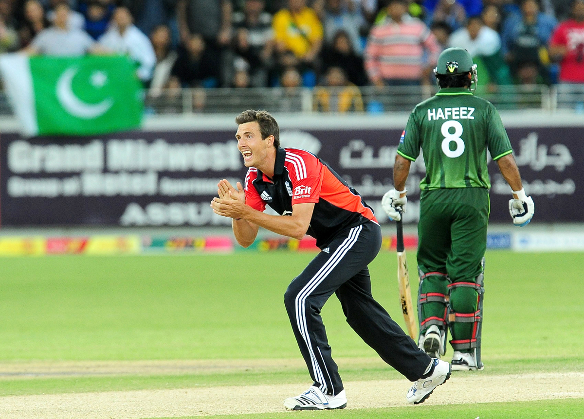 england 039 s steven finn l celebrates after he dismissed pakistan 039 s awais zia photo afp