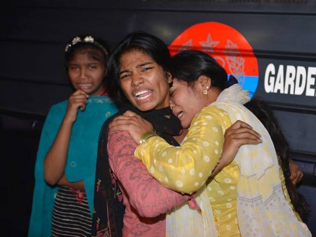 women mourn the death of relatives after a bomb blast in lahore on march 27 2016 photo afp