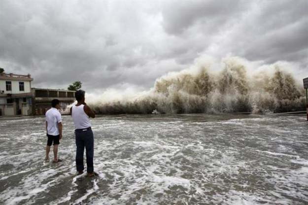 people watch waves hit the shores as typhoon usagi approaches in shantou guangdong province september 22 2013 as climate change fuelled storm waves and rising sea levels killed 121 people in 2013 photo reuters