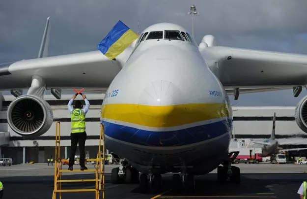 the world 039 s largest aircraft the ukraine built antonov an 225 mriya is positioned after touching down at perth airport on may 15 2016 photo afp the world 039 s largest aircraft the ukraine built antonov an 225 mriya is positioned after touching down at perth airport on may 15 2016 photo afp