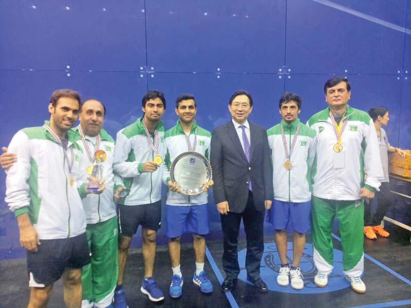 pakistan squash team poses with the trophy after defeating hong kong in the final to secure their 15th asian squash team championship title photo courtesy psf
