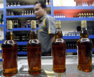 12 indonesians dead after drinking bootleg alcohol 12 indonesians dead after drinking bootleg alcohol