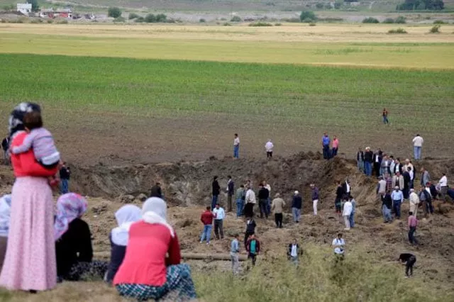people gather at the site of last night 039 s explosion near the kurdish dominated southeastern city of diyarbakir turkey may 13 2016 photo reuters people gather at the site of last night 039 s explosion near the kurdish dominated southeastern city of diyarbakir turkey may 13 2016 photo reuters