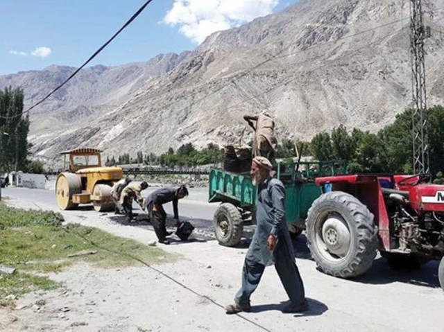 carpeting of road under way in gilgit photo express carpeting of road under way in gilgit photo express