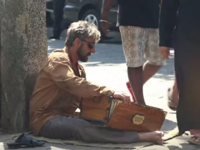 sonu nigam performs on mumbai streets disguised as old man