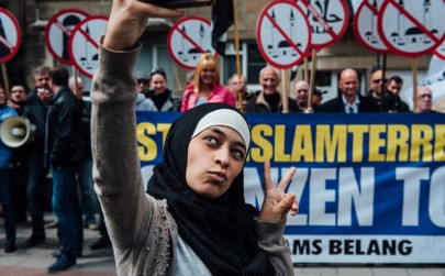 muslim woman counters islamophobia with peace signs and selfies