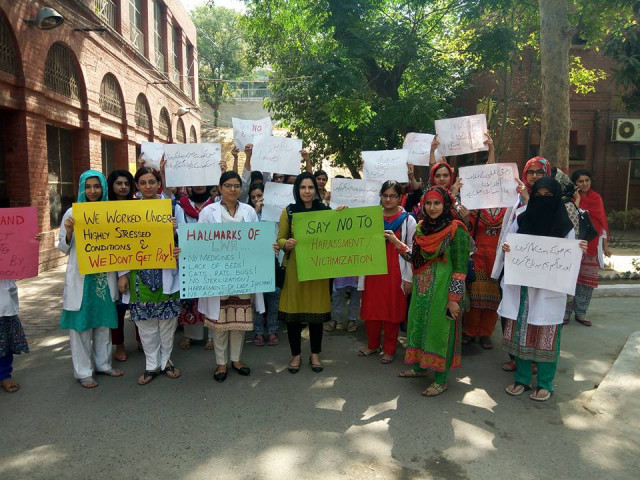the strike was called off at 1pm after the administration assured them their salaries would be paid soon photo online the strike was called off at 1pm after the administration assured them their salaries would be paid soon photo online