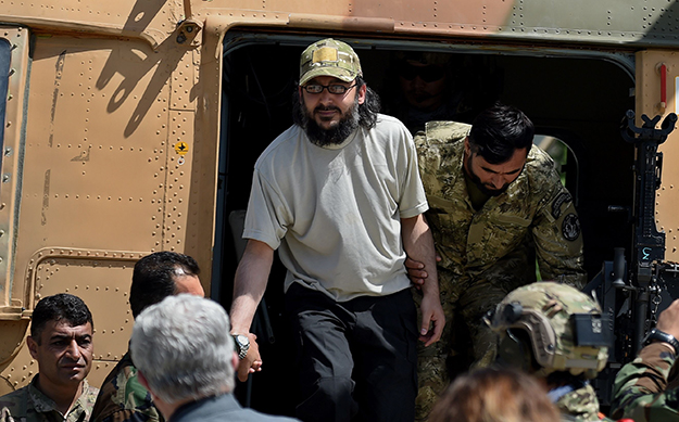 ali haider gilani c is escorted by afghan special forces personnel from an afghan national army helicopter at the ministry of defence in kabul on may 11 2016 photo afp