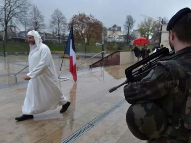 a french soldier stands guard in front of the great mosque in strasbourg eastern france during friday prayers on november 20 2015 photo afp a french soldier stands guard in front of the great mosque in strasbourg eastern france during friday prayers on november 20 2015 photo afp