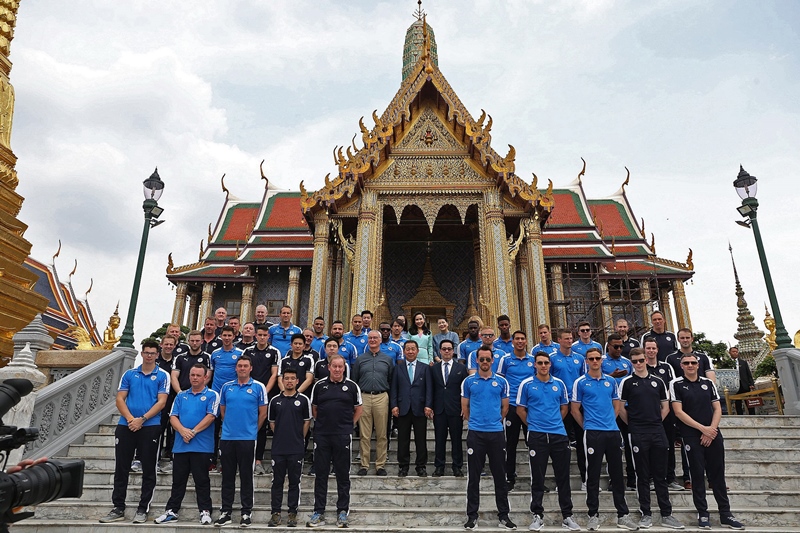 leicester city 039 s manager claudio ranieri owner vichai srivaddhanaprabha and vice chairman aiyawatt quot top quot srivaddhanaprabha stand along team players and staff in front of emerald buddha temple in bangkok thailand on may 19 2016 photo afp