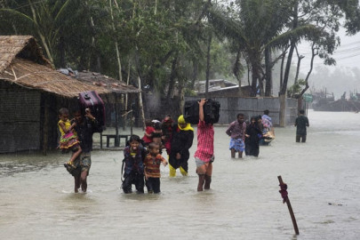 twenty dead 500 000 flee as cyclone roanu hits bangladesh twenty dead 500 000 flee as cyclone roanu hits bangladesh