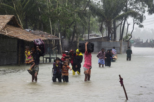 bangladeshi villagers make their way to shelter in cox 039 s bazar on may 21 2016 as cyclone roanu approached photo afp