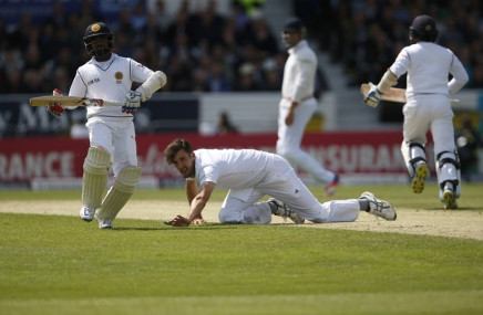 england 039 s steven finn fails to stop a drive by sri lanka 039 s kusal mendis photo reuters