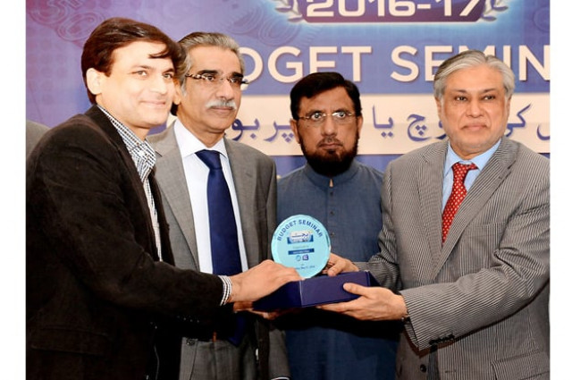 finance minister ishaq dar giving away souvenir to participants of budget seminar photo nni finance minister ishaq dar giving away souvenir to participants of budget seminar photo nni