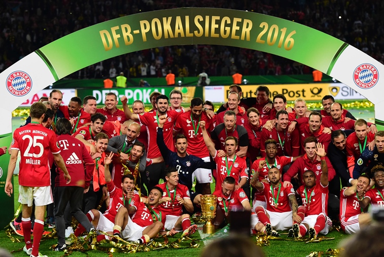 bayern munich 039 s players pose with the trophy after winning the german cup dfb pokal final football match bayern munich vs borussia dortmund at the olympic stadium in berlin on may 21 2016 photo afp