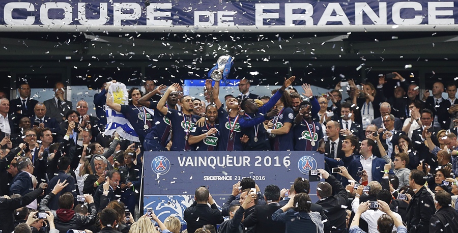 paris saint germain 039 s players celebrate after winning the french cup final football match against marseille om on may 21 2016 at the stade de france in saint denis north of paris photo afp