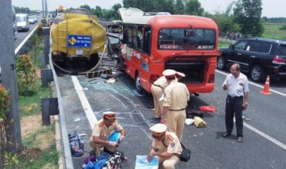 at least 13 dead in vietnam bus smash
