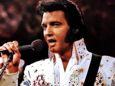 elvis presley s guitar fetches 334 000 at new york auction