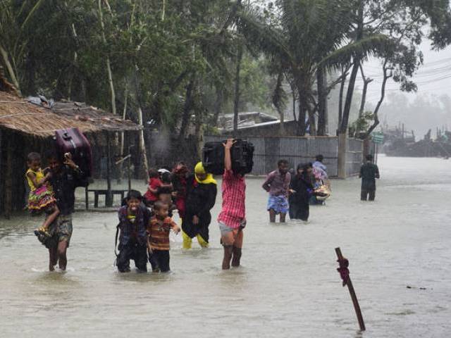 bangladeshi villagers make their way to shelter in cox 039 s bazar on may 21 2016 as cyclone roanu approached photo afp