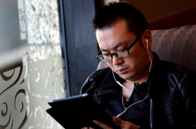 a man use his ipad inside a local coffee shop in downtown shanghai november 28 2013 photo reuters